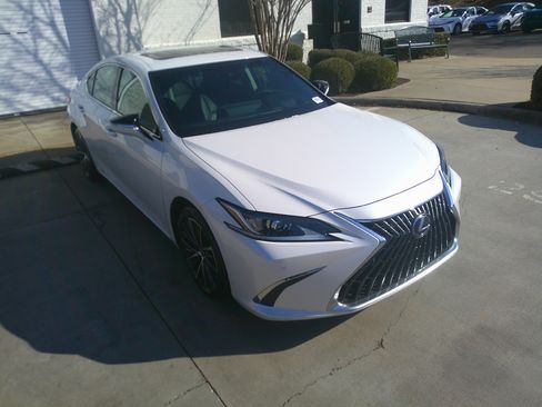 Used 2022 Lexus ES 300h w/ Premium Package image 2