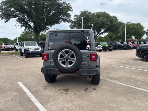 Used 2018 Jeep Wrangler Unlimited Sahara AWD/4WD image 6