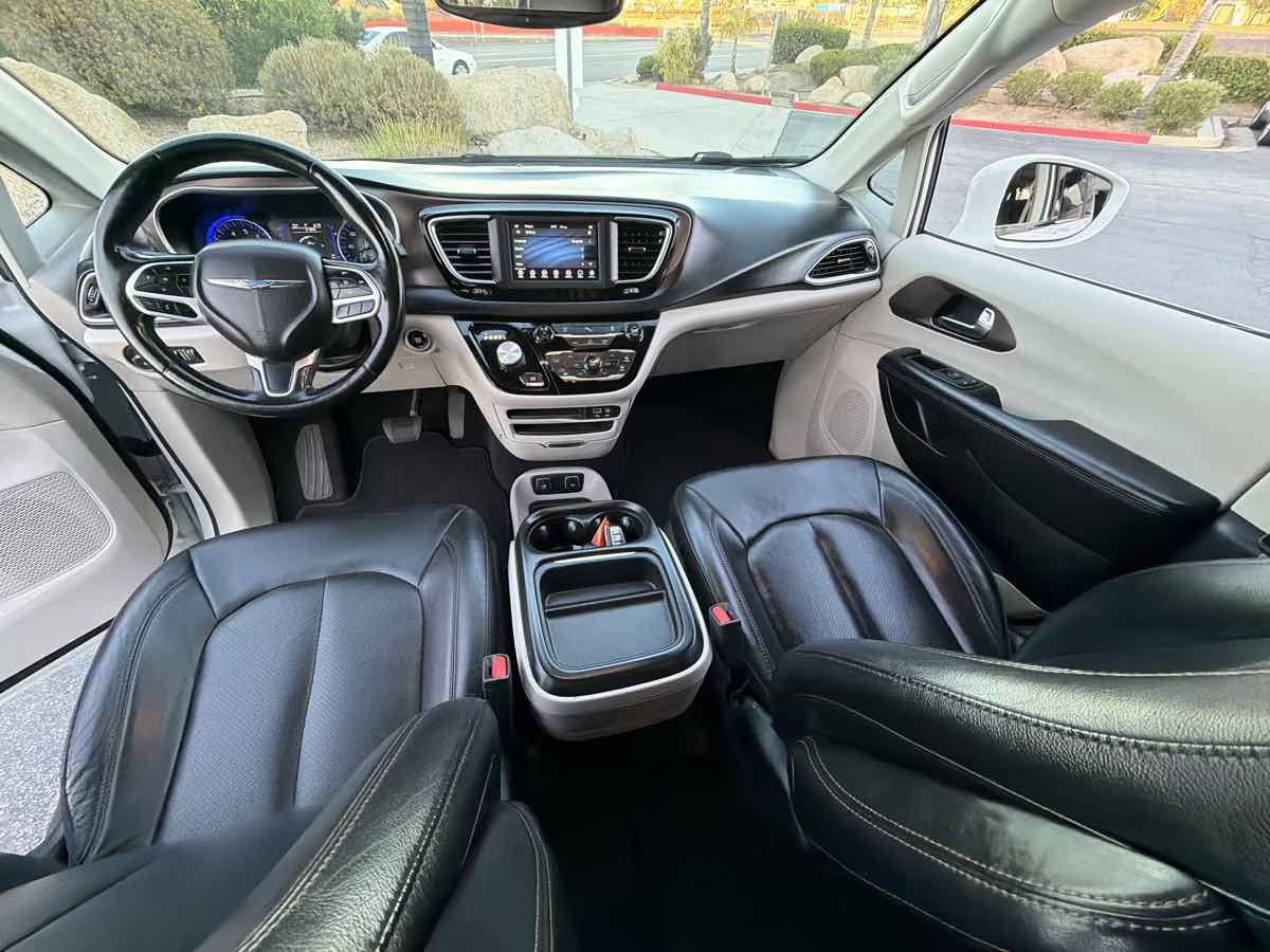 Used 2019 Chrysler Pacifica Touring-L FWD image 6