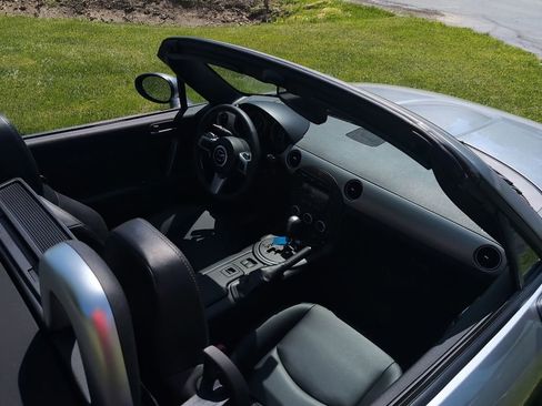 Used 2010 MAZDA MX-5 Miata Grand Touring w/ Premium Pkg RWD image 10