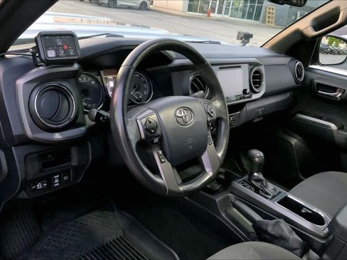 Used 2018 Toyota Tacoma TRD Sport w/ Technology Package AWD/4WD image 17
