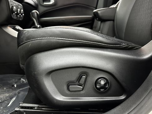 Used 2018 Jeep Compass Latitude w/ Cold Weather Group image 13