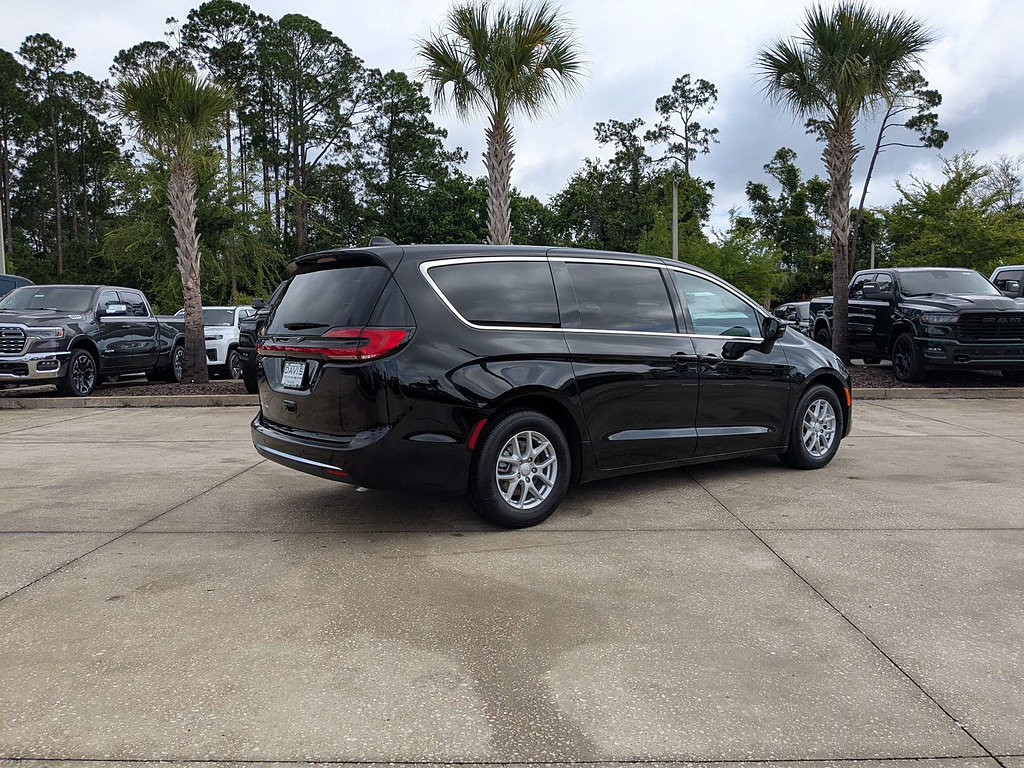 New 2027 Chrysler Pacifica Select FWD image 3