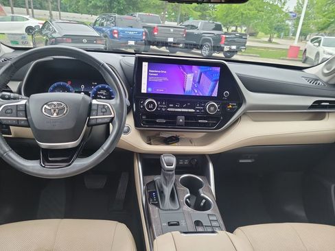 Used 2023 Toyota Highlander Limited FWD image 19