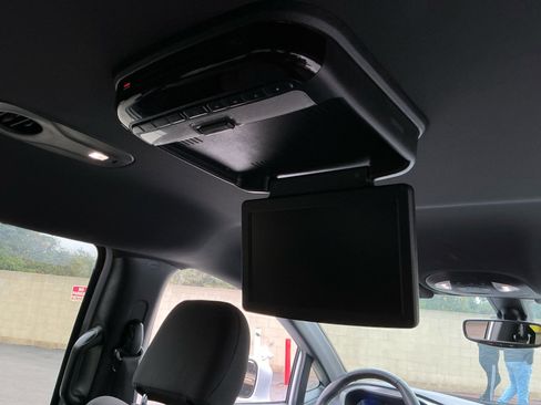 Used 2020 Chrysler Pacifica Touring w/ S Appearance Package image 31