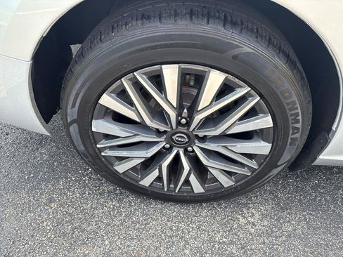 Used 2024 Nissan Altima 2.5 SV FWD image 13