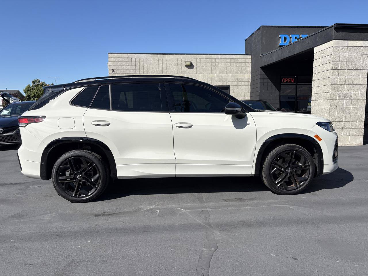 Used 2025 Volkswagen Tiguan SE R-Line AWD/4WD image 4