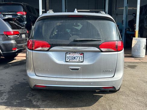 Used 2020 Chrysler Pacifica Limited image 3