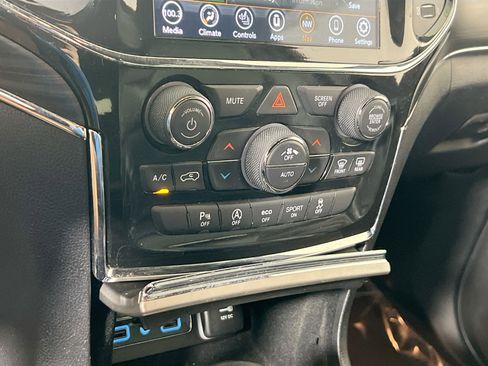 Used 2022 Jeep Grand Cherokee Limited image 15