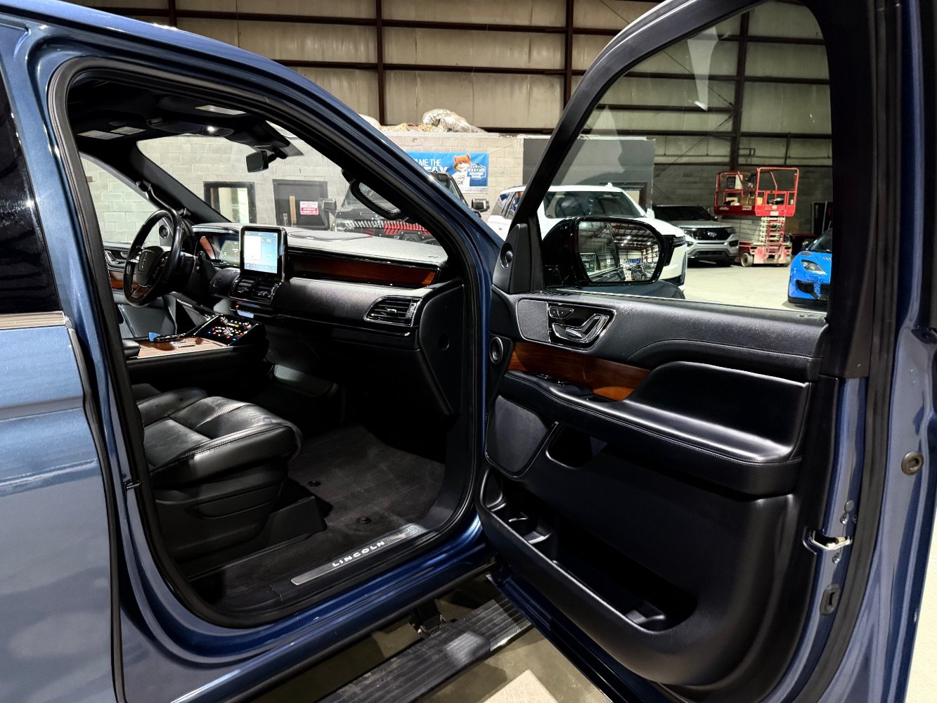 Used 2019 Lincoln Navigator Select w/ Technology Package RWD image 25