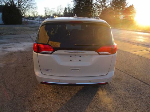 Used 2017 Chrysler Pacifica Touring-L w/ Tire & Wheel Group image 4