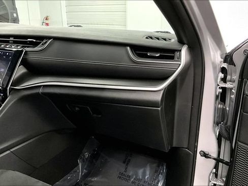 Used 2024 Jeep Grand Cherokee Altitude AWD/4WD image 19