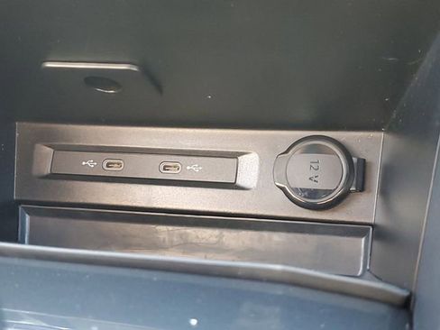 Used 2024 Volkswagen Tiguan SE w/ Panoramic Sunroof Package image 21