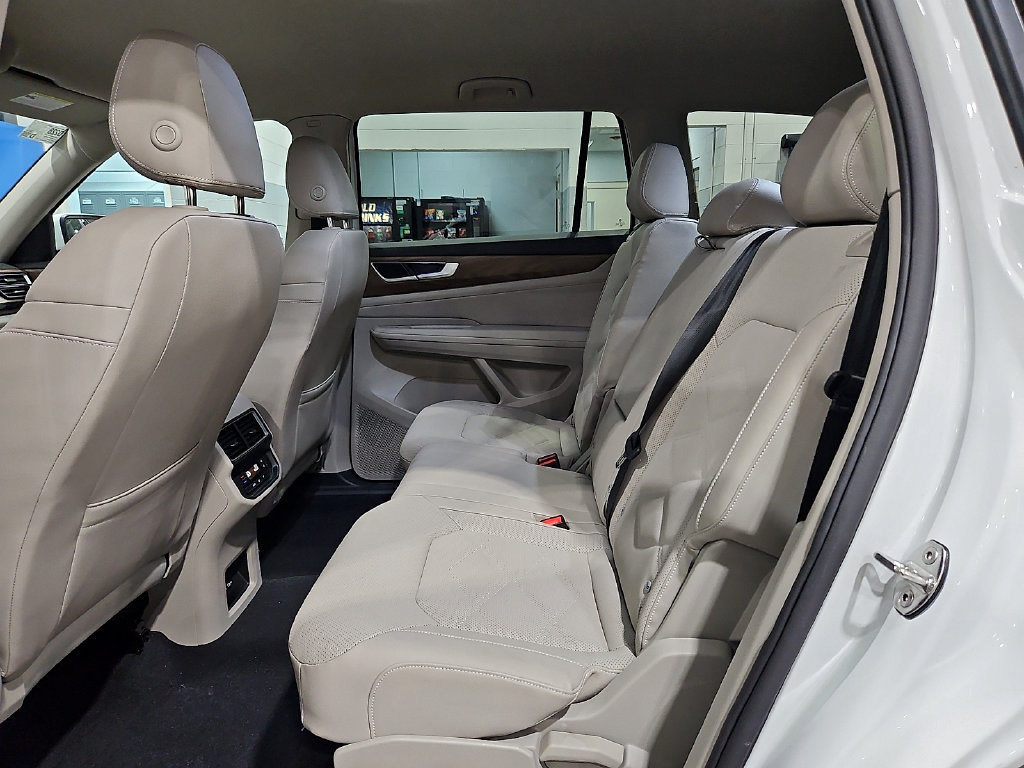 Certified 2025 Volkswagen Atlas SE AWD/4WD image 11