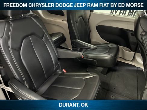 Used 2023 Chrysler Pacifica Touring-L FWD image 11