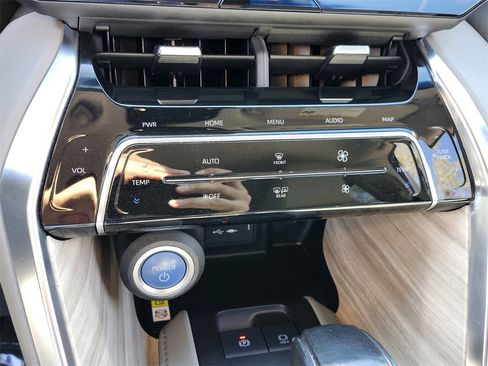 Used 2021 Toyota Venza Limited image 23