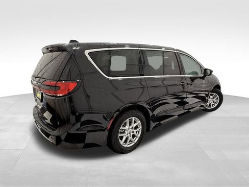 Used 2024 Chrysler Pacifica Touring-L image 7