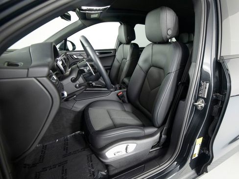 Certified 2025 Porsche Macan AWD/4WD image 5