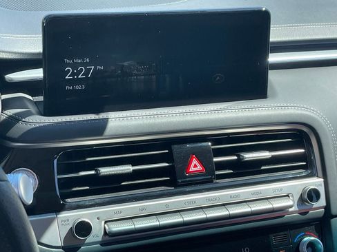 Used 2025 Genesis G70 2.5T image 9