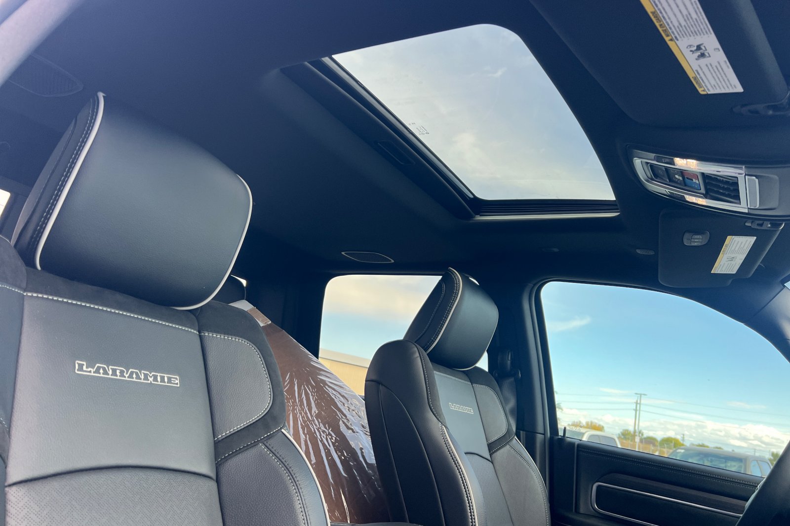 New 2026 RAM 3500 Laramie AWD/4WD image 19