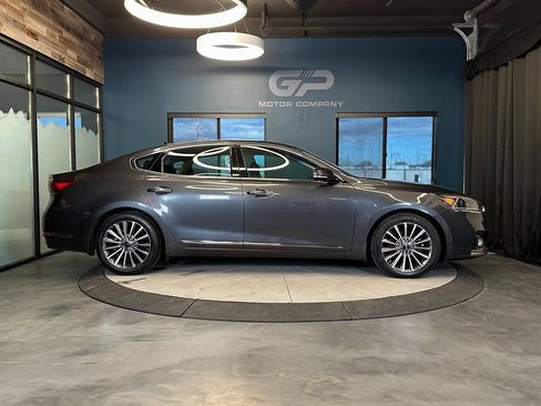 Used 2018 Kia Cadenza Premium w/ Luxury Package FWD image 2