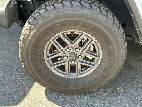 Certified 2025 Jeep Gladiator Sport AWD/4WD image 14