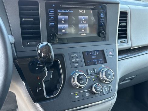 Used 2015 Toyota Sienna L image 27