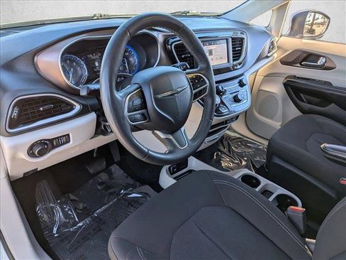 Used 2022 Chrysler Voyager LX image 9