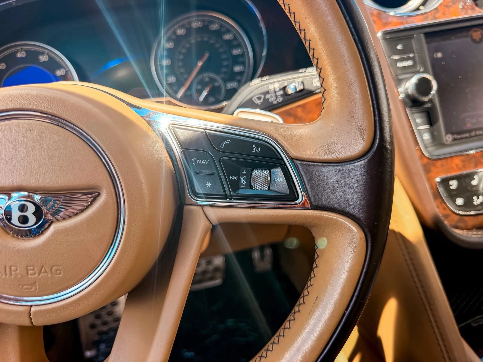 Used 2017 Bentley Bentayga AWD/4WD image 38