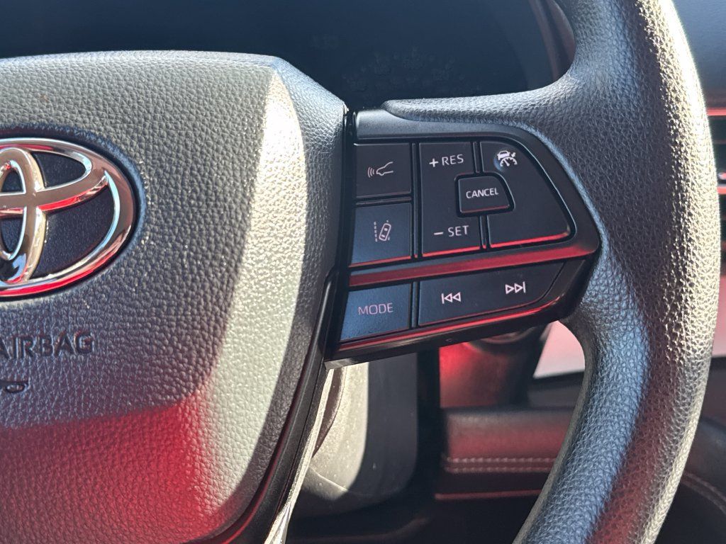 Used 2026 Toyota Sienna LE AWD/4WD image 23