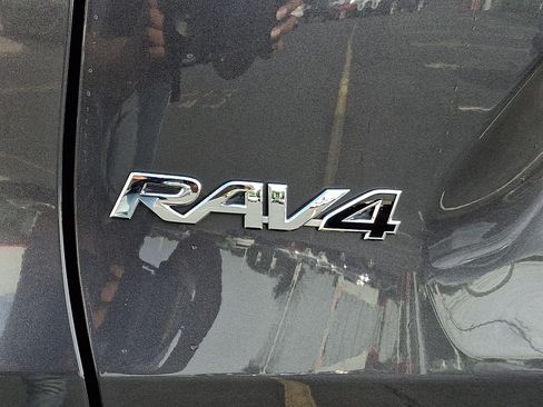 Used 2024 Toyota RAV4 LE AWD/4WD image 32