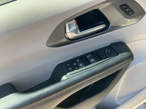 Used 2023 Chrysler Pacifica Touring-L FWD image 16
