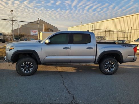 Used 2017 Toyota Tacoma TRD Off-Road image 7