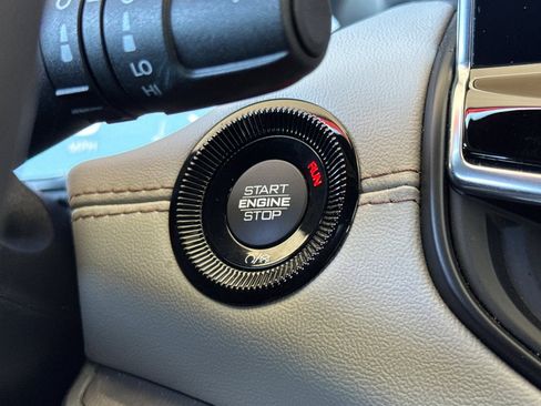 Used 2025 Jeep Compass Limited image 33