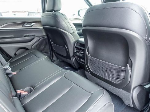 New 2025 Jeep Grand Cherokee Limited image 11