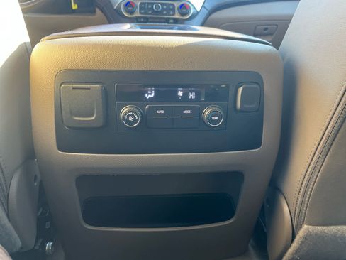 Used 2018 Chevrolet Suburban LT image 33