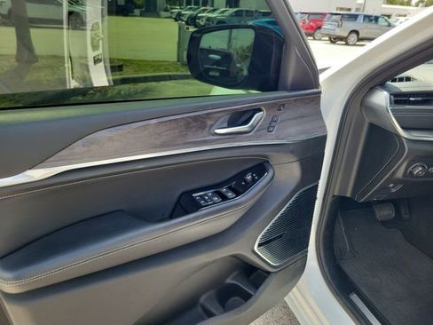 Used 2022 Jeep Grand Cherokee Overland w/ Luxury Tech Group IV image 19