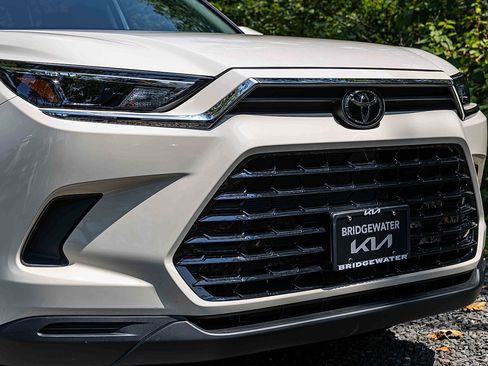 Used 2024 Toyota Grand Highlander AWD image 28