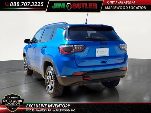 Used 2025 Jeep Compass Trailhawk AWD/4WD image 2