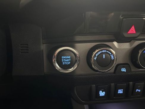 Used 2017 Toyota Tacoma TRD Sport image 39