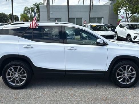 Used 2024 GMC Terrain SLT image 10