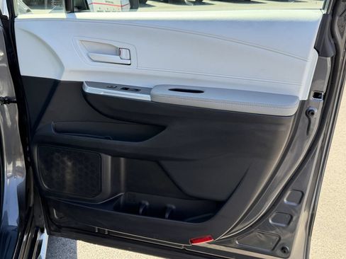 Certified 2025 Toyota Sienna LE FWD image 16