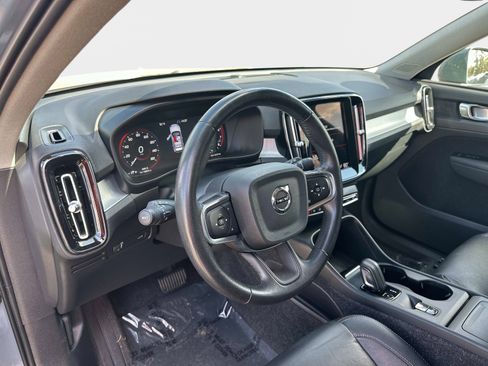 Used 2021 Volvo XC40 T5 Momentum image 17