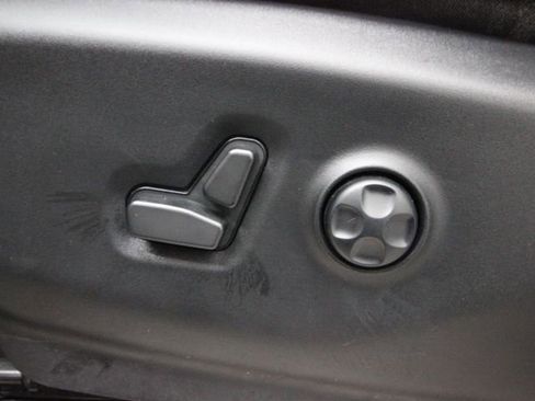 Used 2023 Chrysler Pacifica Touring-L image 15