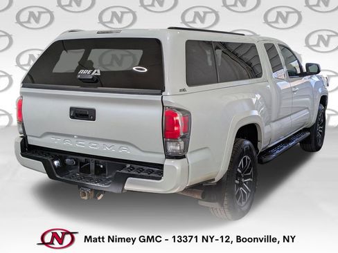Used 2022 Toyota Tacoma TRD Sport w/ TRD Premium Sport Package AWD/4WD image 4