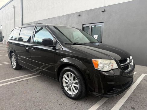Used 2016 Dodge Grand Caravan SXT w/ Rear Park Assist Package FWD image 2