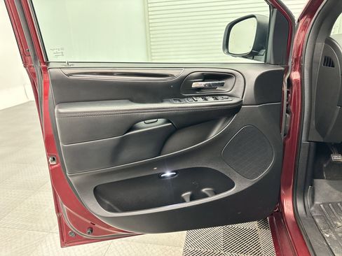 Used 2019 Dodge Grand Caravan SE FWD image 19
