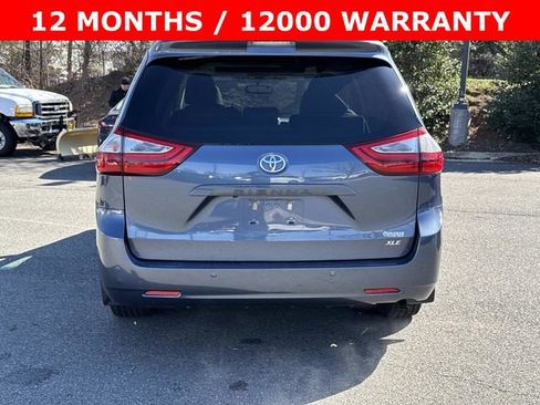 Used 2017 Toyota Sienna XLE Premium image 3