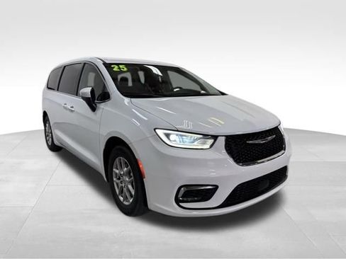 Used 2023 Chrysler Pacifica Touring-L FWD image 5
