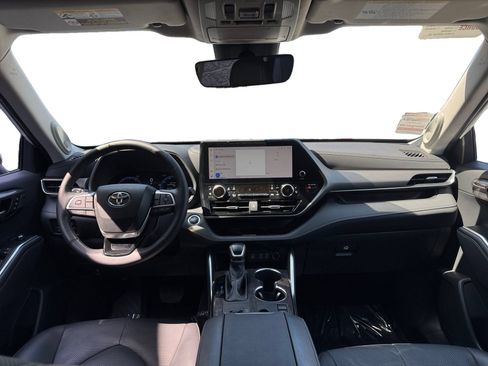 Used 2023 Toyota Highlander Limited FWD image 10